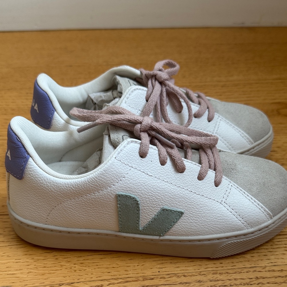Veja Kids' Esplar Leather Sneaker
in Extra White Matcha Size 2 - Picture 4 of 7